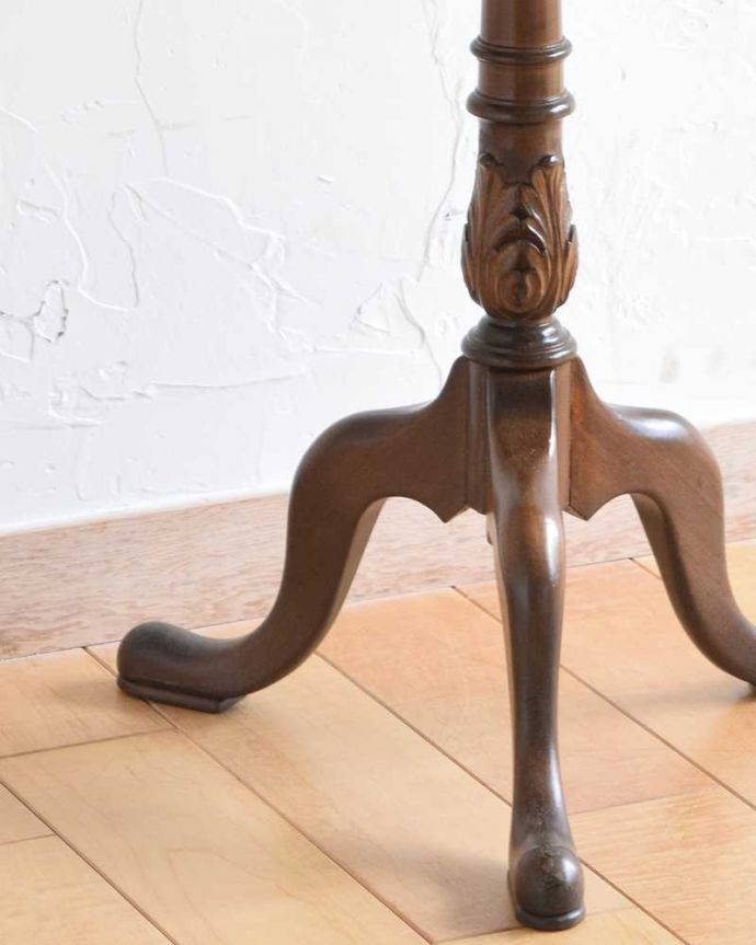 アンティークのテーブル　アンティーク家具　マホガニー材のアンティーク英国家具、ゴールドの縁のワインテーブル。Handleの家具の脚の裏には･･･Handleのアンティーク家具は、床にキズが付かないよう脚の裏にフェルトキーパーをお付けしています。(q-1101-f)