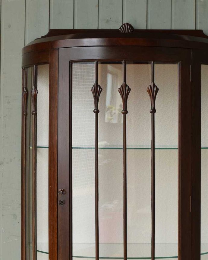 アンティークのキャビネット アンティーク家具 ウォルナット材を使ったイギリス家具、上品なアンティークのガラスキャビネット。ガラス越しに見えるお気に入りの美しさ…ガラス扉面のデザインはこんな感じです。(q-1103-f)