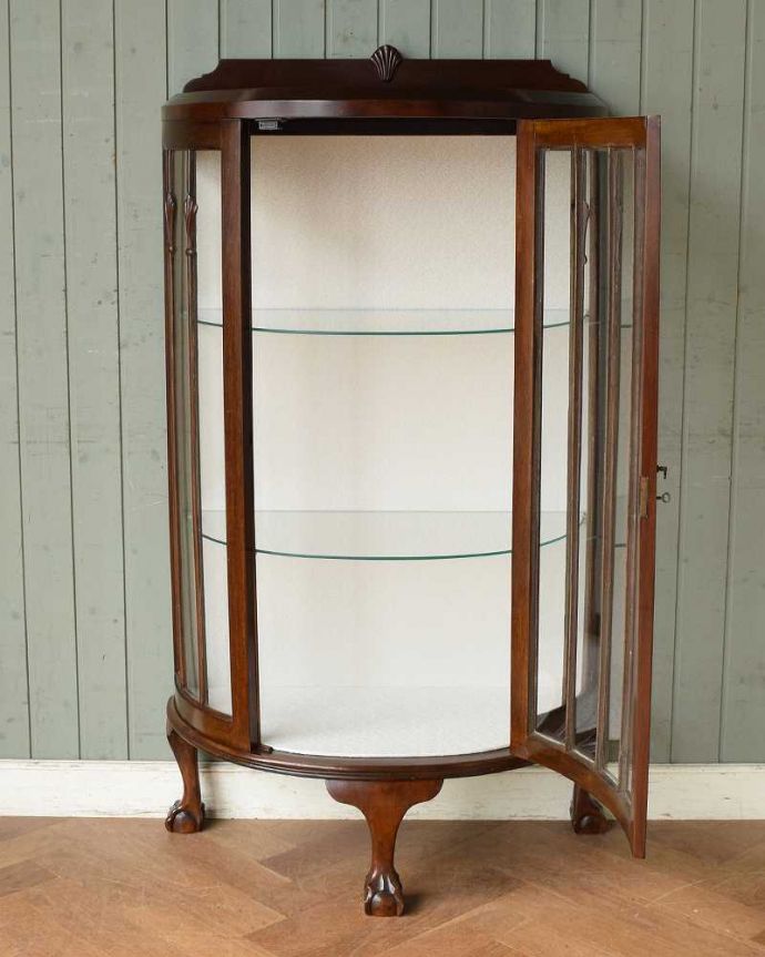 アンティークのキャビネット アンティーク家具 ウォルナット材を使ったイギリス家具、上品なアンティークのガラスキャビネット。扉を開けて中を見てみると…職人がキレイに修復しました。(q-1103-f)