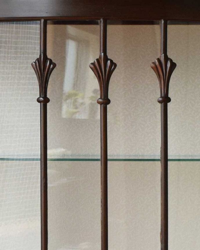 アンティークのキャビネット アンティーク家具 ウォルナット材を使ったイギリス家具、上品なアンティークのガラスキャビネット。新しく貼り替えました背板の生地も新しいものに貼り替えてあるので、とってもキレイです。(q-1103-f)