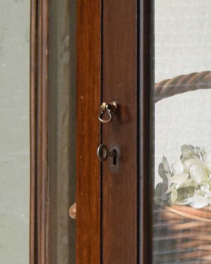 アンティークのキャビネット アンティーク家具 ウォルナット材を使ったイギリス家具、上品なアンティークのガラスキャビネット。開ける度にワクワクする取っ手アンティークらしい取っ手のデザイン。(q-1103-f)