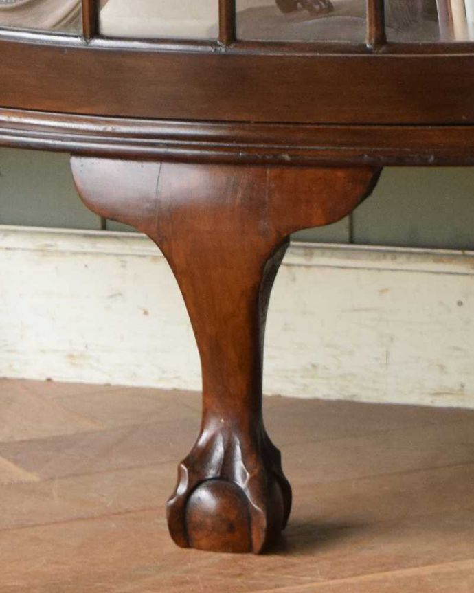 アンティークのキャビネット アンティーク家具 ウォルナット材を使ったイギリス家具、上品なアンティークのガラスキャビネット。女性1人でラクラク運べちゃう仕掛けHandleのアンティークは、脚の裏にフェルトキーパーをお付けしています。(q-1103-f)