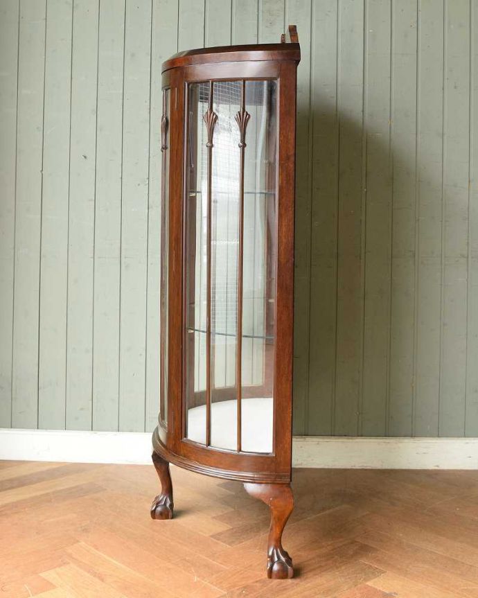 アンティークのキャビネット アンティーク家具 ウォルナット材を使ったイギリス家具、上品なアンティークのガラスキャビネット。横から見てもステキ180度、どの角度からも中が見れるハーフムーン。(q-1103-f)