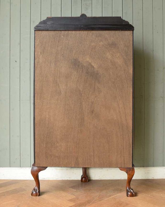 アンティークのキャビネット アンティーク家具 ウォルナット材を使ったイギリス家具、上品なアンティークのガラスキャビネット。メンテナンスしてあるので後ろ姿もキレイ!アンティークは新品ではないので、もちろん経年変化によるキズはありますが、専門の職人がキレイにお直しをしているので、後ろ姿までキレイです。(q-1103-f)