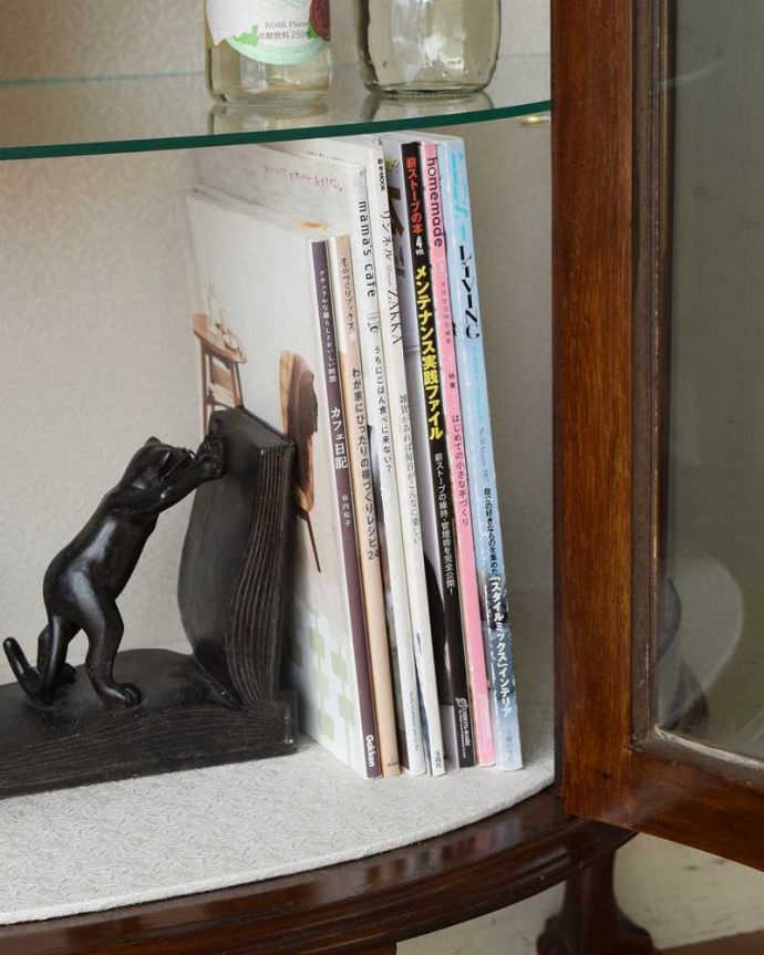 アンティークのキャビネット アンティーク家具 ウォルナット材を使ったイギリス家具、上品なアンティークのガラスキャビネット。A4サイズの雑誌も収納できる優等生雑誌まで収納できる高さ!本や雑誌もたっぷり収納出来ます。(q-1103-f)