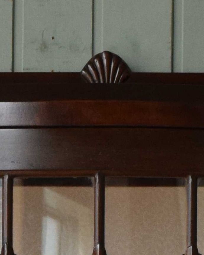 アンティークのキャビネット アンティーク家具 ウォルナット材を使ったイギリス家具、上品なアンティークのガラスキャビネット。アンティークらしい装飾が魅力やっぱりアンティークらしいデザインが魅力。(q-1103-f)