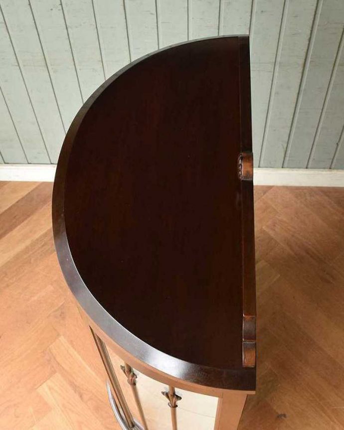 アンティークのキャビネット アンティーク家具 ウォルナット材を使ったイギリス家具、上品なアンティークのガラスキャビネット。上から見ると半円型のハーフムーン形上から見るとキャビネットの形はこんな感じです。(q-1103-f)