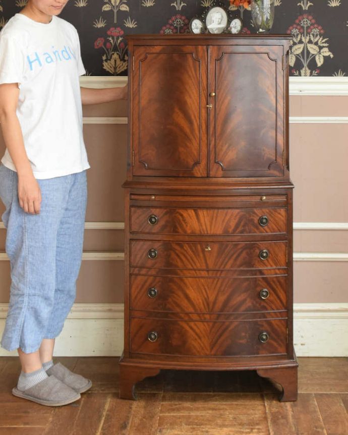 アンティークのチェスト　アンティーク家具　英国アンティーク家具、上品なカップボードチェスト（食器棚）。引き出しと扉、両方ある便利な家具細々とした収納も出来ちゃう引き出しと扉付きの家具は、実用的に使えるアンティーク家具。(q-1107-f)
