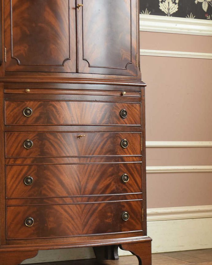 アンティークのチェスト　アンティーク家具　英国アンティーク家具、上品なカップボードチェスト（食器棚）。木目だけの力でここまで美しい･･･アンティークの一番の特長が木目だけで表現する家具の美しさ。(q-1107-f)