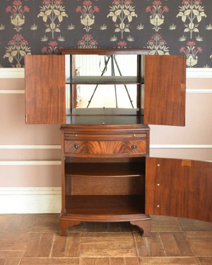 アンティークのチェスト　アンティーク家具　英国アンティーク家具、上品なカップボードチェスト（食器棚）。扉を開けてみると･･･もともとカップボードとして使われていた家具。(q-1107-f)