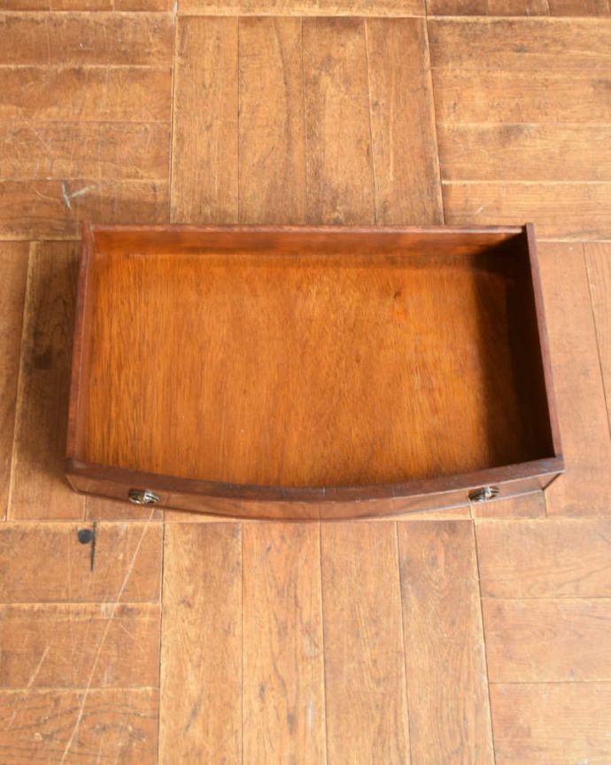 アンティークのチェスト　アンティーク家具　英国アンティーク家具、上品なカップボードチェスト（食器棚）。キレイに修復したので、何を入れてもOK！もちろん引き出しの中も職人さんがキレイに直しました。(q-1107-f)