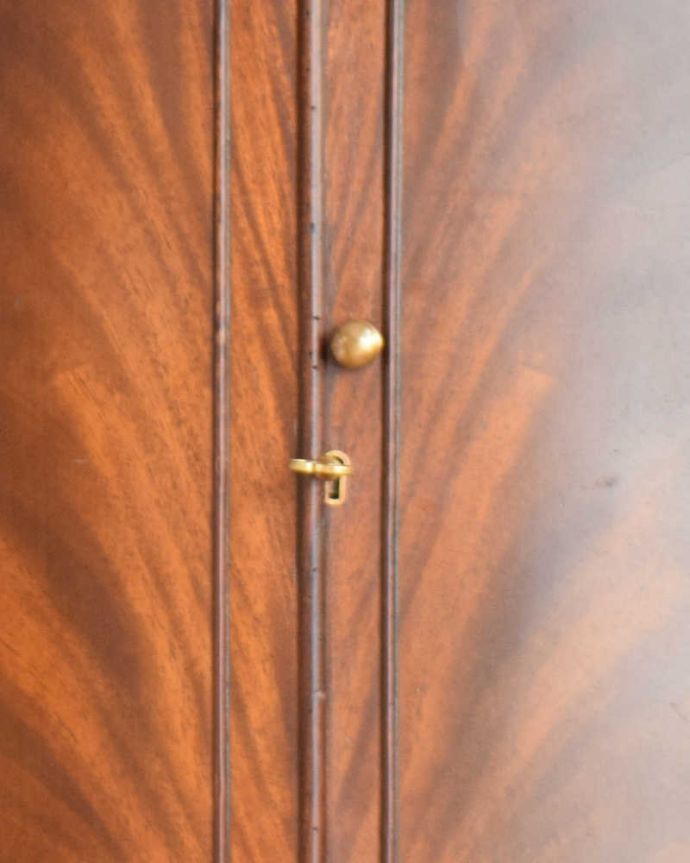 アンティークのチェスト　アンティーク家具　英国アンティーク家具、上品なカップボードチェスト（食器棚）。開ける度にワクワク取っ手もアンティークらしいデザイン。(q-1107-f)