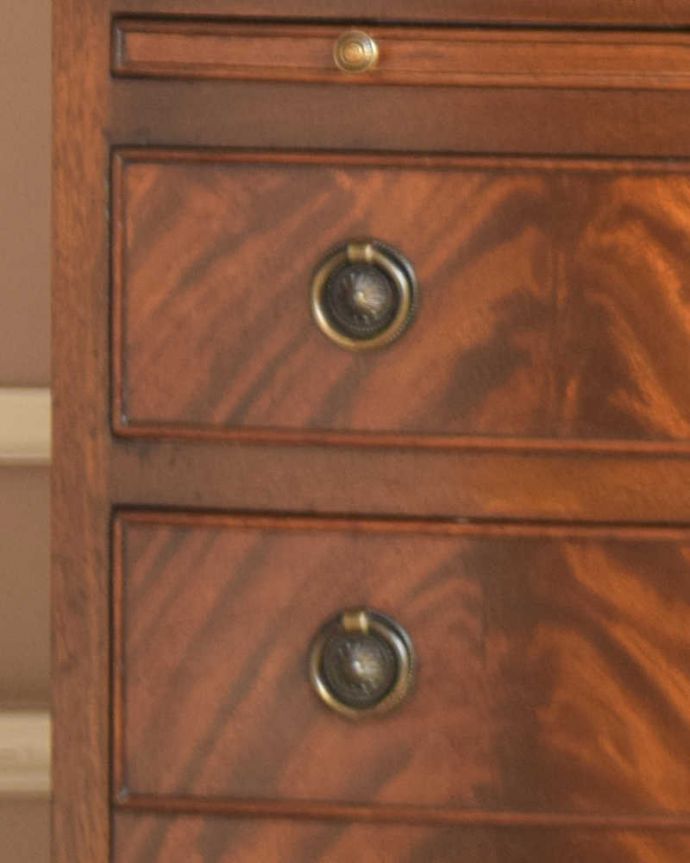 アンティークのチェスト　アンティーク家具　英国アンティーク家具、上品なカップボードチェスト（食器棚）。アンティークらしいデザインの取っ手引き出しの開け閉めもスムーズにできます。(q-1107-f)