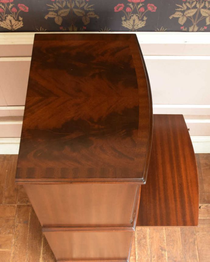 アンティークのチェスト　アンティーク家具　英国アンティーク家具、上品なカップボードチェスト（食器棚）。上から見ると･･･家具を上から見てみると、天板はこんな感じです。(q-1107-f)