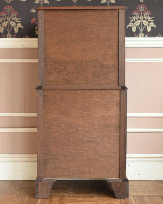 アンティークのチェスト　アンティーク家具　英国アンティーク家具、上品なカップボードチェスト（食器棚）。しっかり修復した自慢の後ろ姿アンティークは新品ではないので、もちろん経年変化によるキズはありますが、専門の職人がキレイに修復したので後ろ姿までキレイです。(q-1107-f)