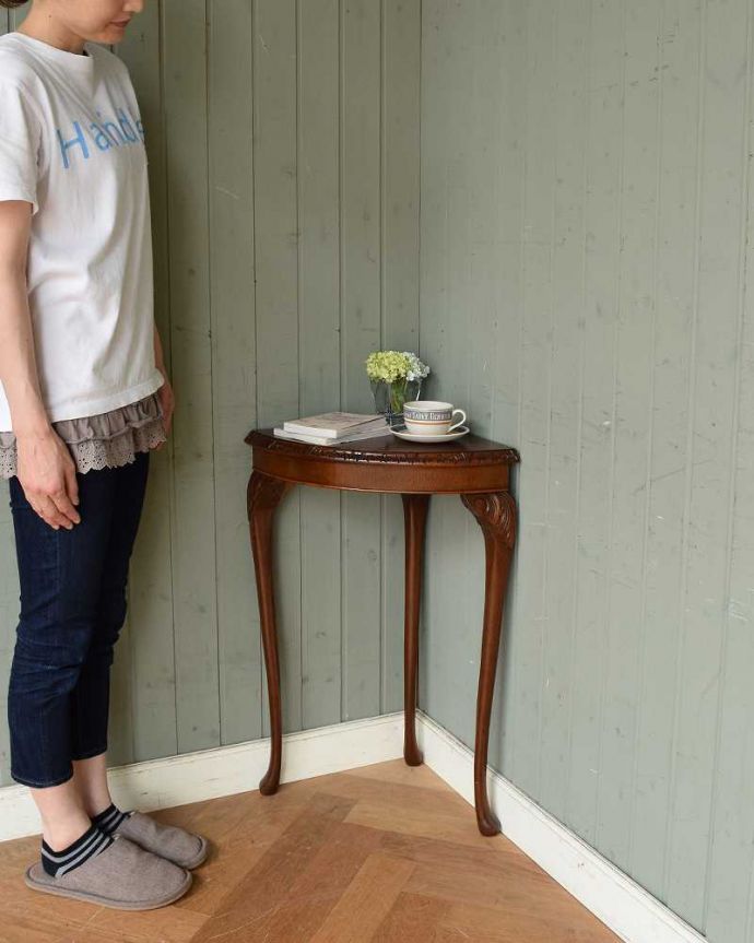 アンティークのテーブル アンティーク家具 イギリスから届いたアンティーク コーナー用コンソールテーブル。壁にピタッとくっつけるだけで「魅せる場所」置くだけであっという間にオシャレコーナーが出来上がるコンソール。(q-1108-f)
