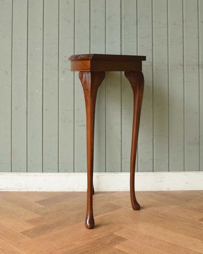 アンティークのテーブル アンティーク家具 イギリスから届いたアンティーク コーナー用コンソールテーブル。180度、どこから見てもキレイ!横から見るとこんな感じ。(q-1108-f)