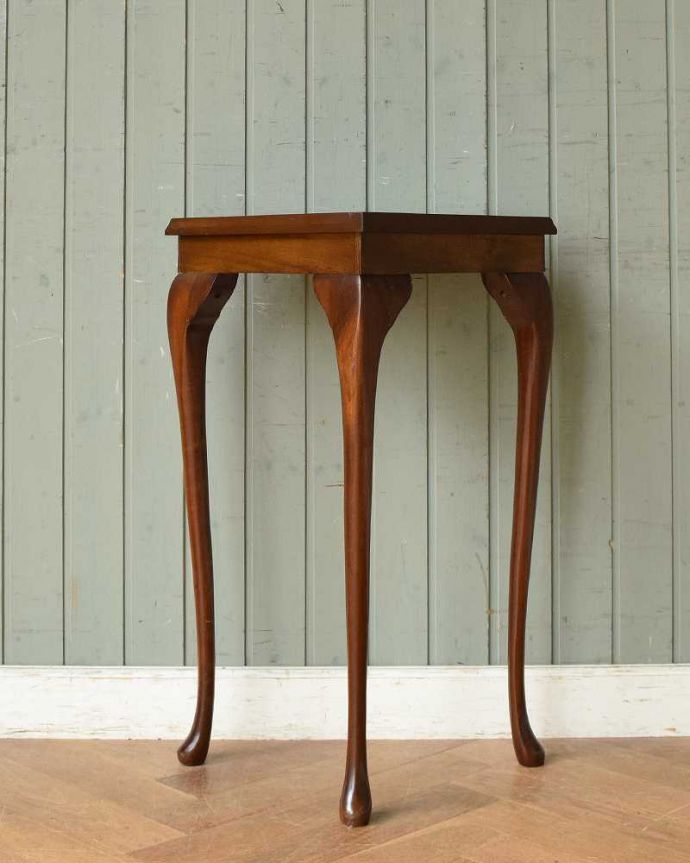 アンティークのテーブル アンティーク家具 イギリスから届いたアンティーク コーナー用コンソールテーブル。後ろ姿だってキレイ!アンティークは新品ではないので経年変化によるキズはありますが、専門の職人がキレイにお直しをしているので、後ろ姿までキレイです。(q-1108-f)