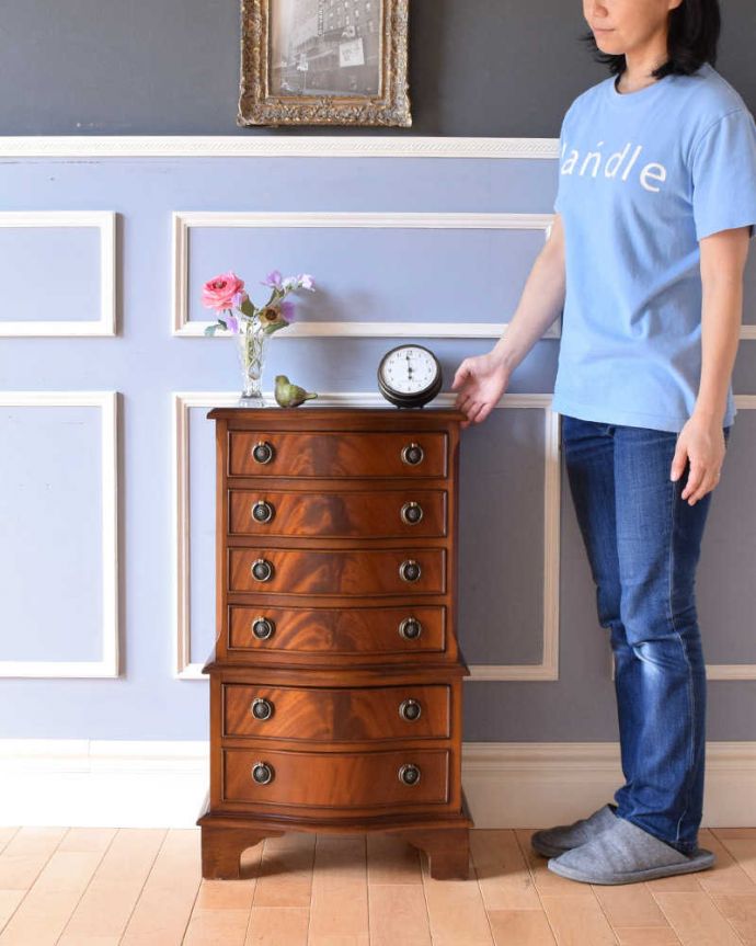 アンティークのチェスト　アンティーク家具　高級マホガニー材を贅沢に使用したアンティーク家具、トールボーイ６段チェスト。チェストの上にもう1つチェスト！まるで2つのチェストが重なっているようなデザインのトールボーイ。(q-1109-f)