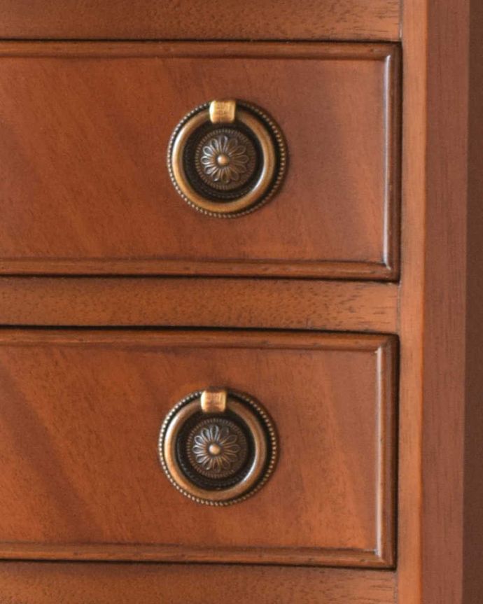 アンティークのチェスト　アンティーク家具　高級マホガニー材を贅沢に使用したアンティーク家具、トールボーイ６段チェスト。開ける度にワクワクする取っ手アンティークらしいデザインの取っ手をそっと引っ張って中を開けるたびに、宝箱を開けている気分です。(q-1109-f)