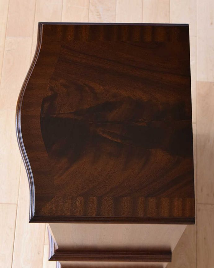 アンティークのチェスト　アンティーク家具　高級マホガニー材を贅沢に使用したアンティーク家具、トールボーイ６段チェスト。何を置こうかな･･･？上から見ると、天板はこんな感じ。(q-1109-f)