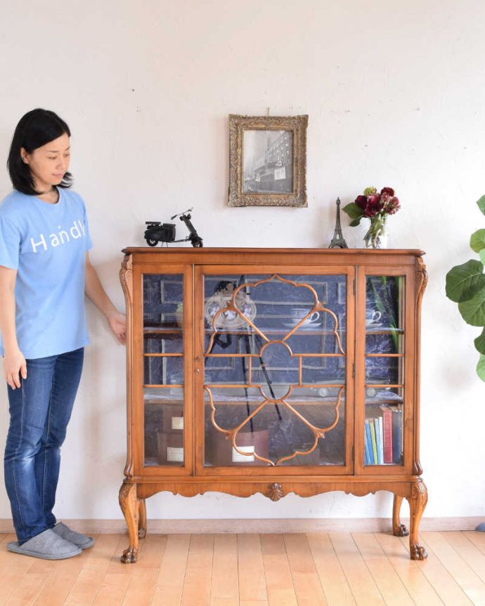 アンティークのキャビネット　アンティーク家具　優雅なシルエットのアンティーク家具、美しいガラスキャビネット（飾り棚）。アンティーク家具と言えば、やっぱりガラスのキャビネットいろんな場所で使えるガラスのキャビネットはアンティーク家具の中でもイチオシの家具です。(q-1111-f)