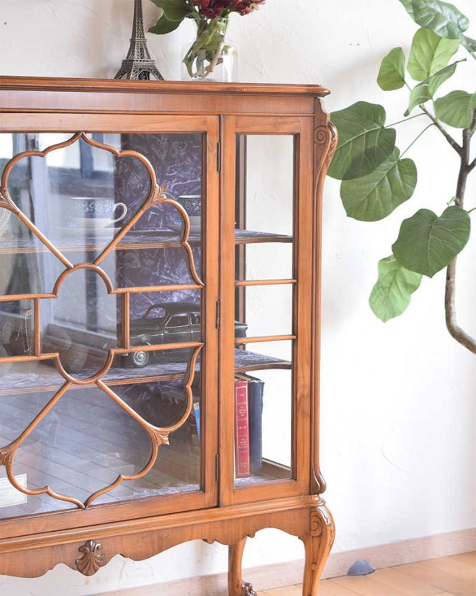 アンティークのキャビネット　アンティーク家具　優雅なシルエットのアンティーク家具、美しいガラスキャビネット（飾り棚）。木で描かれたガラス扉の模様の美しさにうっとり･･･やっぱりガラス面に描かれたアンティークらしい美しい模様が特長。(q-1111-f)