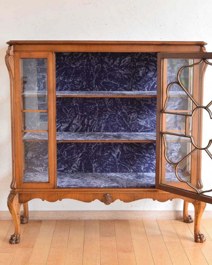 アンティークのキャビネット　アンティーク家具　優雅なシルエットのアンティーク家具、美しいガラスキャビネット（飾り棚）。扉を開けてみると･･･棚板と背板に貼ってあるクロスは修復の時、新しいものに張り替えたので中のクロスは新しいものに張替えてあるのでキレイです。(q-1111-f)
