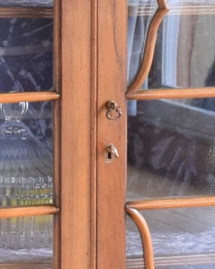 アンティークのキャビネット　アンティーク家具　優雅なシルエットのアンティーク家具、美しいガラスキャビネット（飾り棚）。開ける度にワクワク取っ手もアンティークらしいデザイン。(q-1111-f)