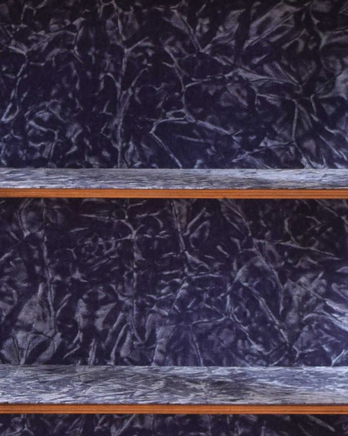 アンティークのキャビネット　アンティーク家具　優雅なシルエットのアンティーク家具、美しいガラスキャビネット（飾り棚）。貼り地の模様はこんな感じです。(q-1111-f)