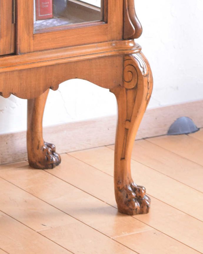 アンティークのキャビネット　アンティーク家具　優雅なシルエットのアンティーク家具、美しいガラスキャビネット（飾り棚）。女性１人でラクラ運べちゃうんですHandleのアンティークは、脚の裏にフェルトキーパーをお付けしています。(q-1111-f)