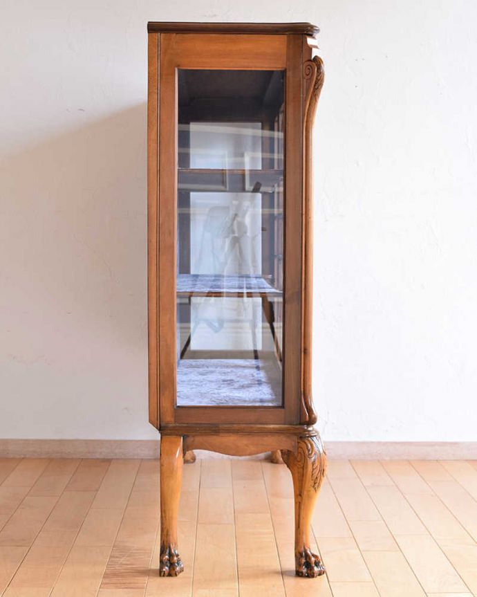 アンティークのキャビネット　アンティーク家具　優雅なシルエットのアンティーク家具、美しいガラスキャビネット（飾り棚）。横から見ても素敵なんですガラスキャビネットはどこから見ても美しい！いろんな角度から中を見て楽んで下さい。(q-1111-f)