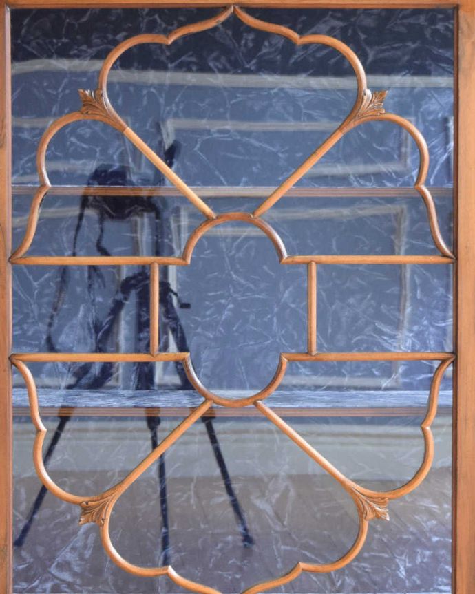 アンティークのキャビネット　アンティーク家具　優雅なシルエットのアンティーク家具、美しいガラスキャビネット（飾り棚）。木の装飾が上品なアクセントになっています。(q-1111-f)