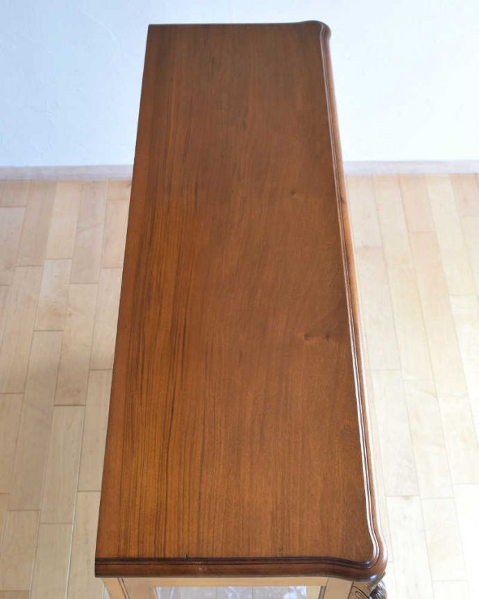 アンティークのキャビネット　アンティーク家具　優雅なシルエットのアンティーク家具、美しいガラスキャビネット（飾り棚）。塗装もキレイに仕上げました上から見るとこんな感じです。(q-1111-f)