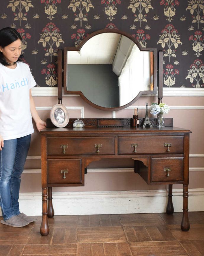 アンティークのドレッサー　アンティーク家具　英国のアンティーク家具、大きなミラーのドレッシングテーブル（デスク）。大きな鏡が美しい家具、ドレッシングチェストドレッシングチェストは、やっぱりミラーが一番気になります。(q-1112-f)