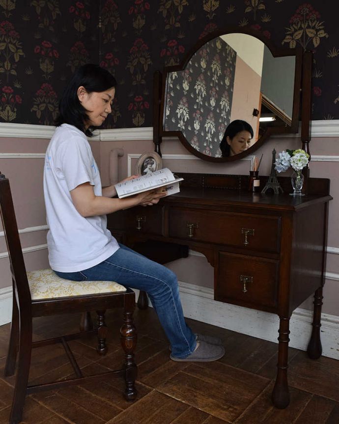 アンティークのドレッサー　アンティーク家具　英国のアンティーク家具、大きなミラーのドレッシングテーブル（デスク）。デスクとしても使えちゃう便利な家具天板も広々しているので、椅子を置けばデスクとして使えちゃうんです。(q-1112-f)