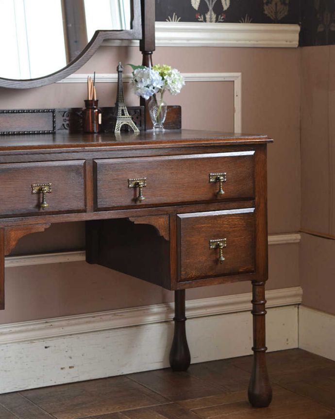 アンティークのドレッサー　アンティーク家具　英国のアンティーク家具、大きなミラーのドレッシングテーブル（デスク）。引き出しには、いろんなものを便利に収納。(q-1112-f)
