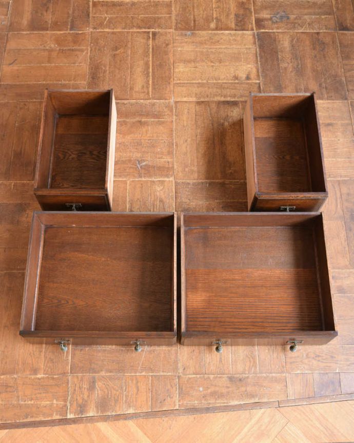 アンティークのドレッサー　アンティーク家具　英国のアンティーク家具、大きなミラーのドレッシングテーブル（デスク）。引き出しの中もキレイに修復しました引き出しは手前が1段目。(q-1112-f)