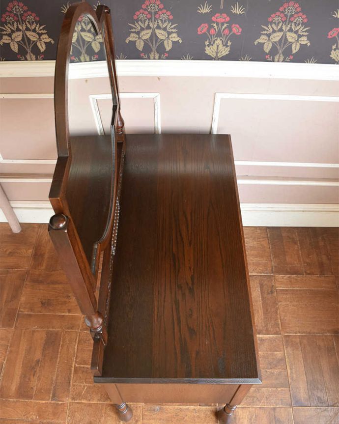 アンティークのドレッサー　アンティーク家具　英国のアンティーク家具、大きなミラーのドレッシングテーブル（デスク）。上から見るとこんな感じです。(q-1112-f)