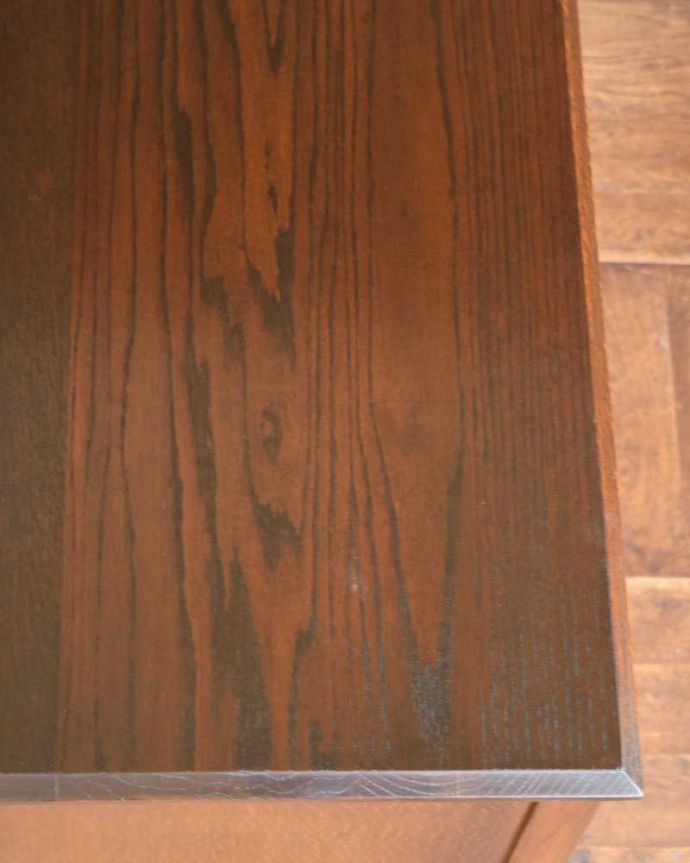 アンティークのドレッサー　アンティーク家具　英国のアンティーク家具、大きなミラーのドレッシングテーブル（デスク）。天板の塗装もキレイに修復しました。(q-1112-f)