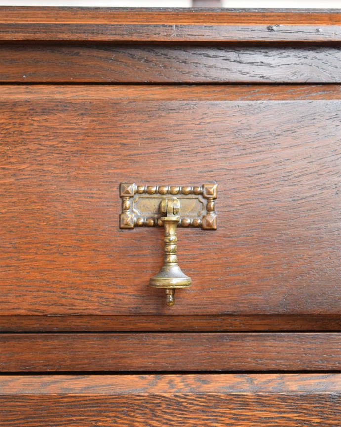 アンティークのドレッサー　アンティーク家具　英国のアンティーク家具、大きなミラーのドレッシングテーブル（デスク）。アンティークらしい素敵な取っ手味わい深い取っ手もアンティークらしい…時間の流れを感じて下さい。(q-1112-f)