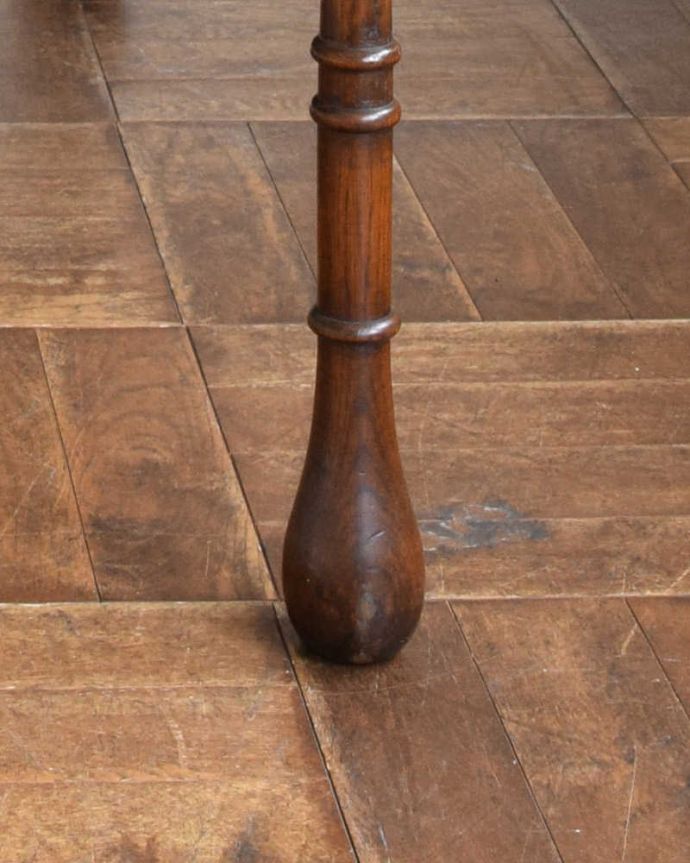 アンティークのドレッサー　アンティーク家具　英国のアンティーク家具、大きなミラーのドレッシングテーブル（デスク）。女性1人でラクラク運べちゃう仕掛けHandleのアンティークは、脚の裏にフェルトキーパーをお付けしています。(q-1112-f)