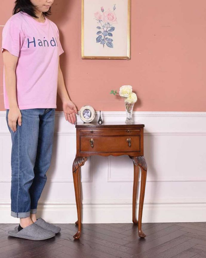 アンティークのチェスト アンティーク家具 英国からやって来たアンティークのベッドサイドテーブル。チェアの横に置けば、サイドテーブル代わりに。(q-1113-f)