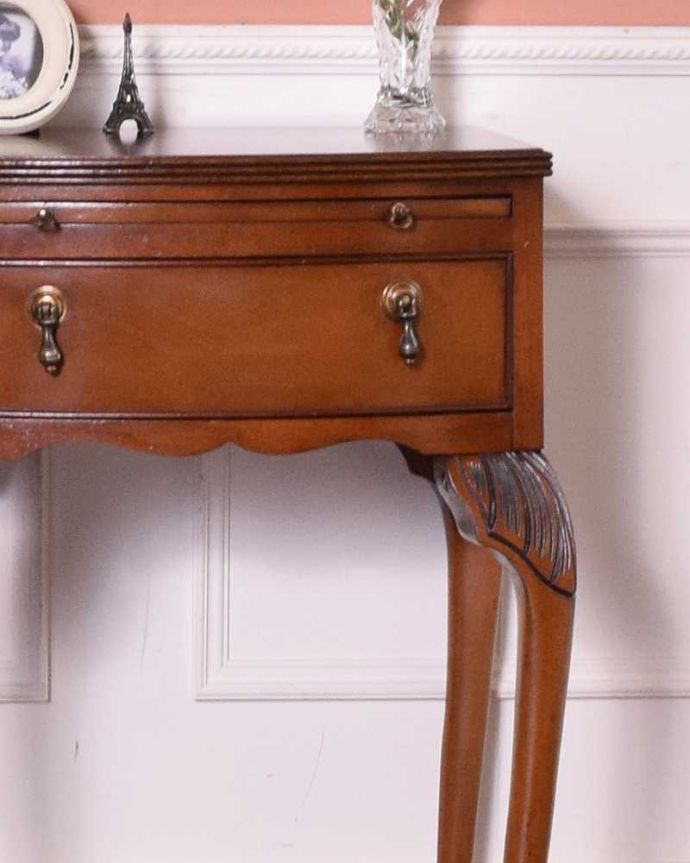 アンティークのチェスト アンティーク家具 英国からやって来たアンティークのベッドサイドテーブル。繊細で高級感たっぷりの扉の彫り。(q-1113-f)