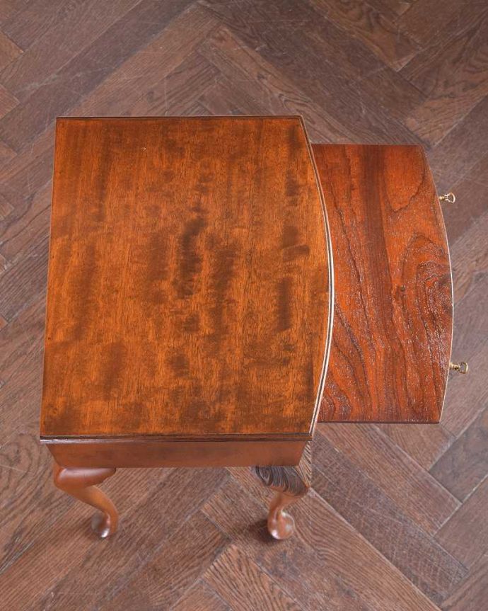 アンティークのチェスト アンティーク家具 英国からやって来たアンティークのベッドサイドテーブル。何でもいいので、飾ってみましょう!お花や写真立てなど、いろんなものを飾って楽しんでみましょう。(q-1113-f)