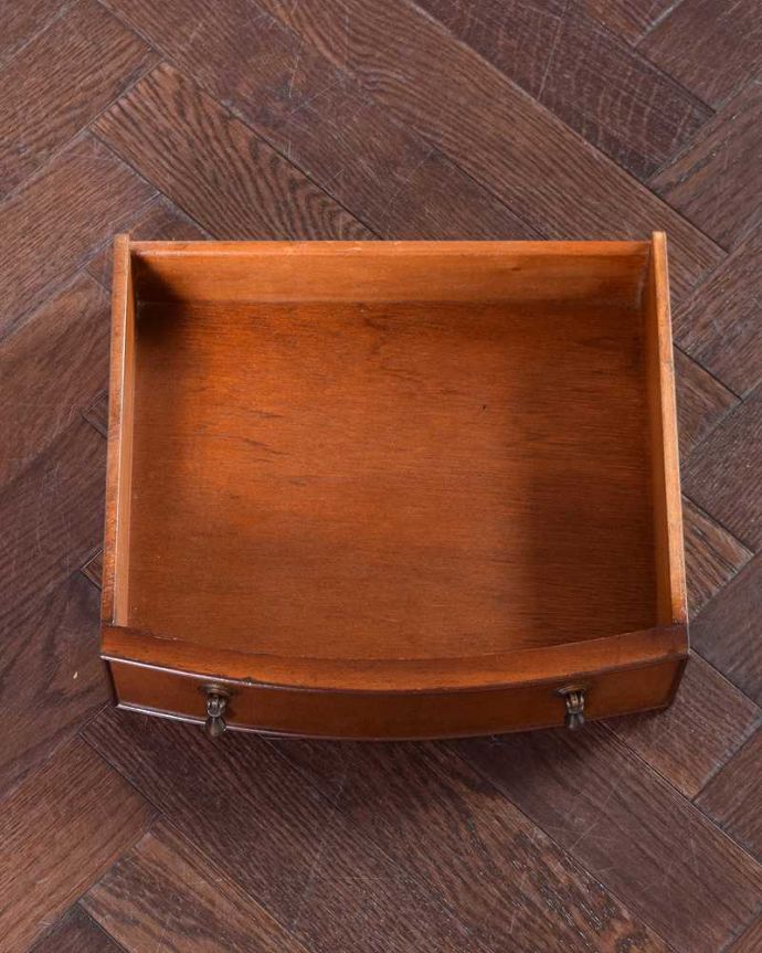 アンティークのチェスト アンティーク家具 英国からやって来たアンティークのベッドサイドテーブル。引き出しの中もキレイですもちろんキレイに仕上げたので、中にいろいろ入れて使って下さい。(q-1113-f)