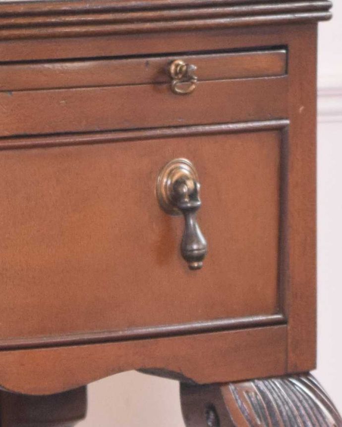 アンティークのチェスト アンティーク家具 英国からやって来たアンティークのベッドサイドテーブル。優雅なドロップ形の取っ手です。(q-1113-f)