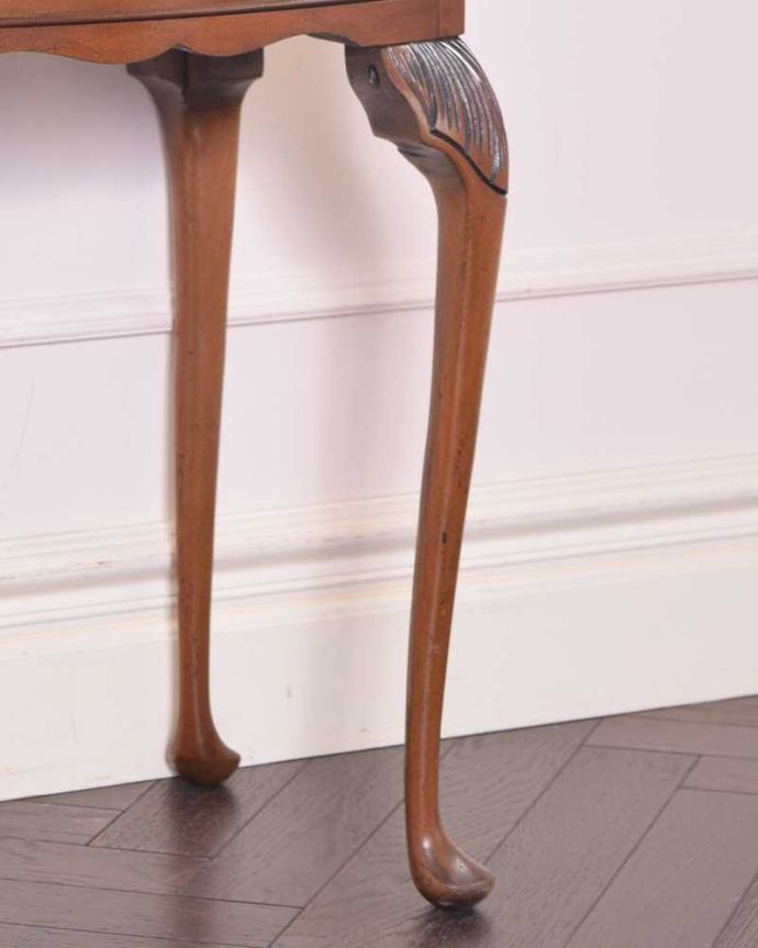 アンティークのチェスト アンティーク家具 英国からやって来たアンティークのベッドサイドテーブル。持ち上げなくても移動できます!Handleのアンティークは、脚の裏にフェルトキーパーをお付けしていますので、床を滑らせてれば女性1人でも移動が簡単です。(q-1113-f)