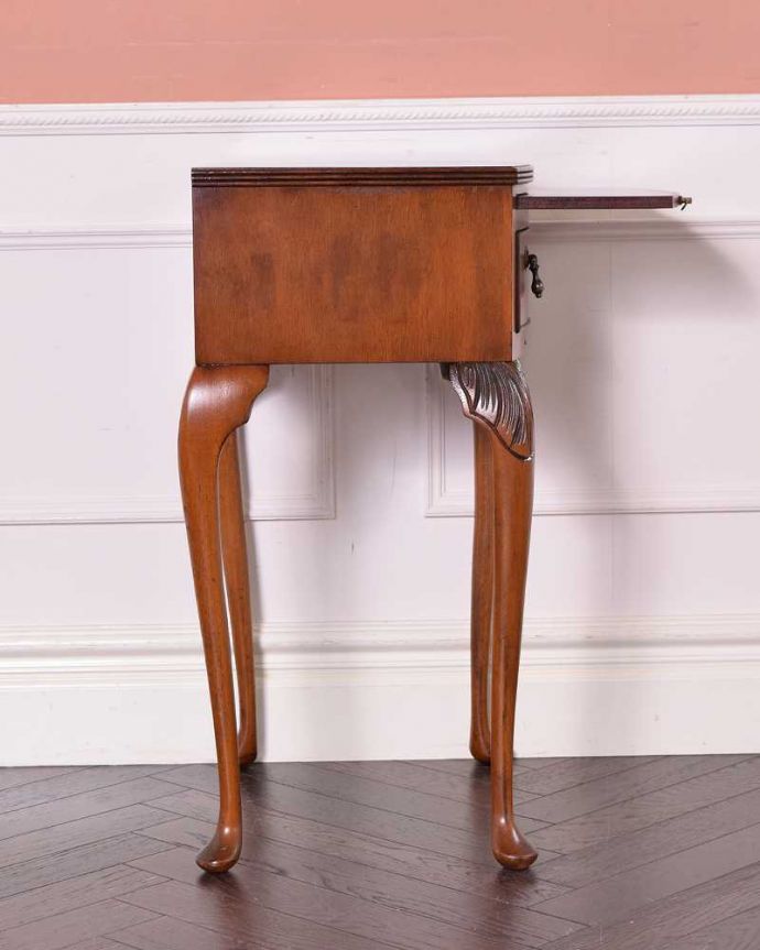 アンティークのチェスト アンティーク家具 英国からやって来たアンティークのベッドサイドテーブル。サイドはこんなにスッキリ!横から見るとこんな感じ。(q-1113-f)