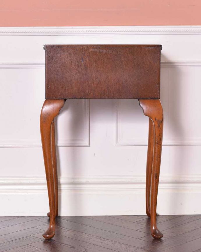アンティークのチェスト アンティーク家具 英国からやって来たアンティークのベッドサイドテーブル。後ろ姿もキレイ!アンティークは新品ではないので、もちろん経年変化によるキズはありますが、専門の職人がキレイにお直しをしているので、後ろ姿までキレイです。(q-1113-f)